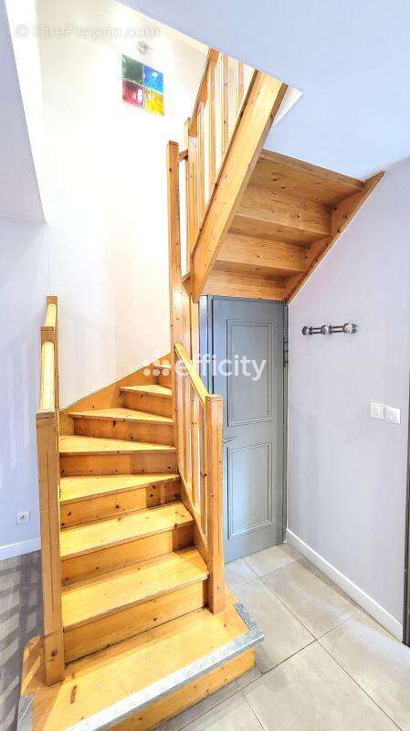 Maison à COLLONGES-AU-MONT-D'OR