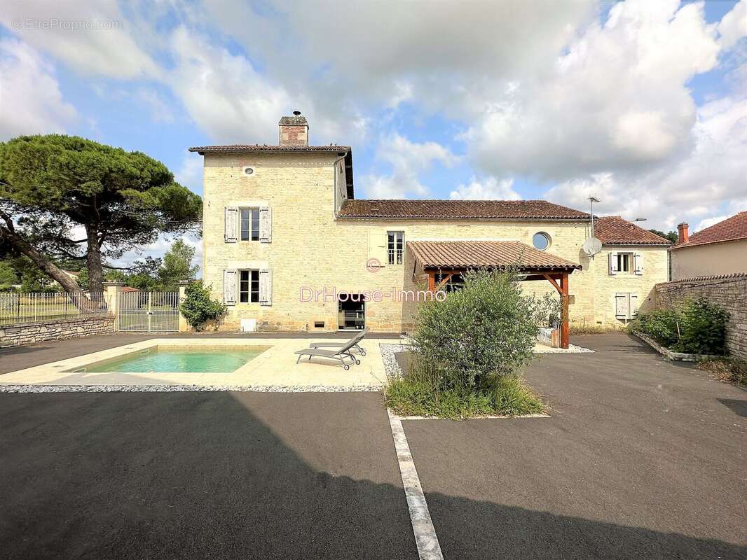 Maison 368 m² à Mansle  - photo 4
