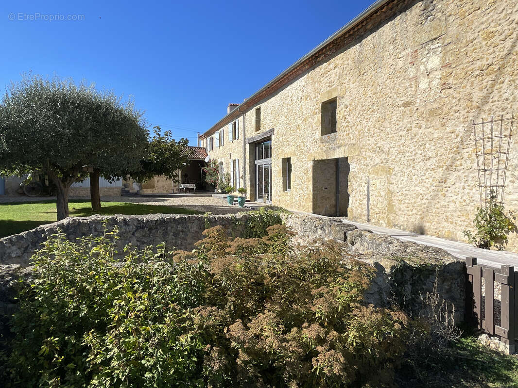 Maison à VIC-FEZENSAC