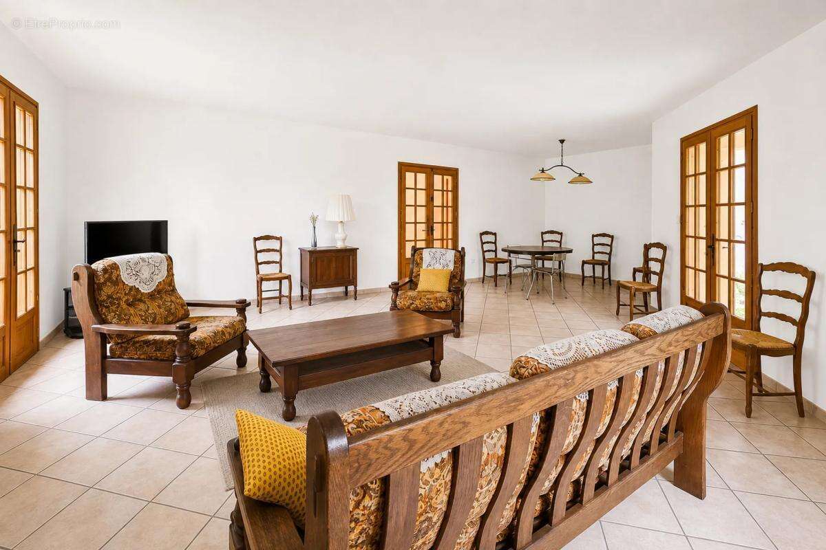Maison 8 pièces spacieuse à Sainte-Foy-de-Longas - photo 3
