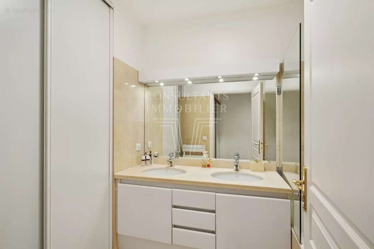 Appartement à NEUILLY-SUR-SEINE