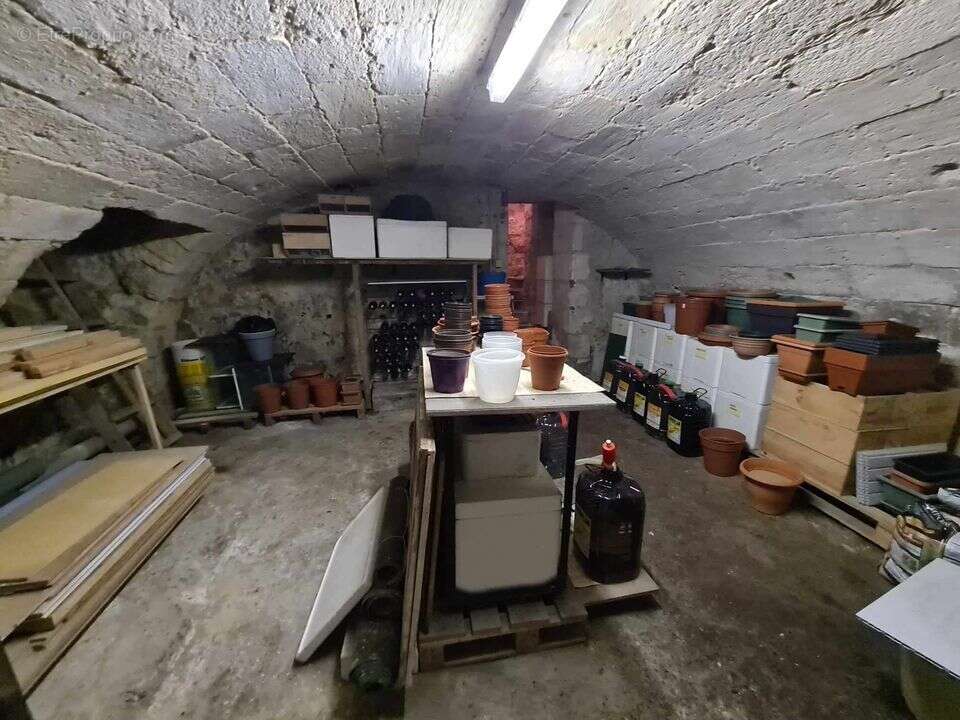 IMMEUBLE PAUILLAC CENTRE 2 ETAGES A RENOVER - Maison à PAUILLAC