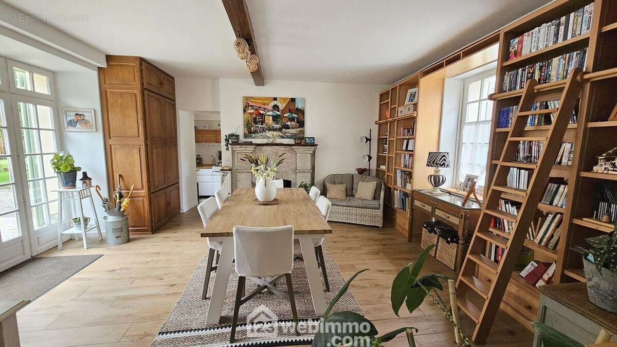 Une très belle salle à manger de 25 m². - Maison à MILLY-LA-FORET