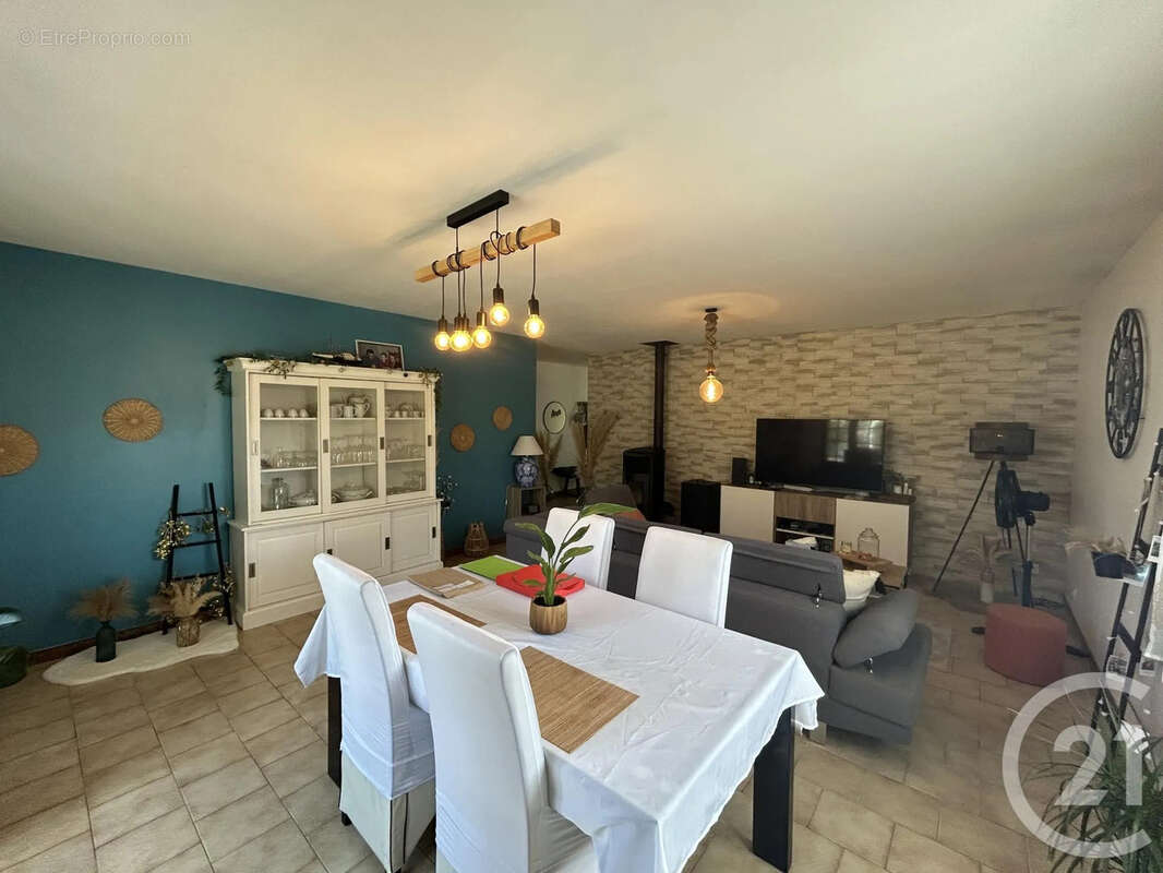 Maison 205 m² à Les Eglisottes-Et-Chalaures  - photo 2
