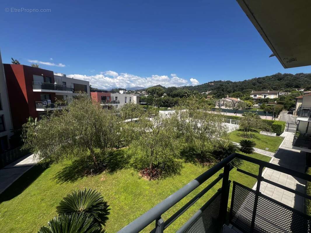Appartement à LA ROQUETTE-SUR-SIAGNE