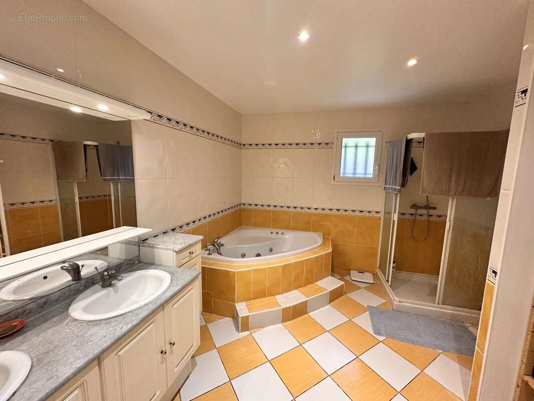 Maison à SAINT-GEORGES-DE-MONTCLARD