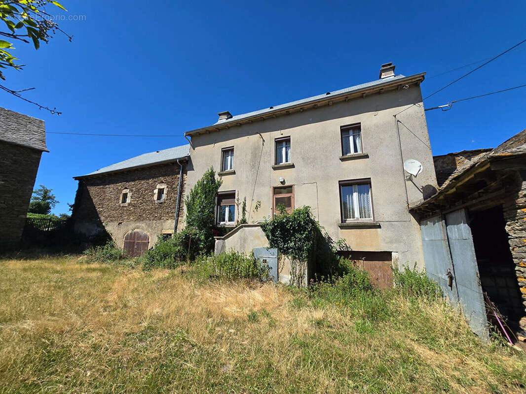 Corps de ferme avec maison et 2 granges - Trémouilles - photo 3