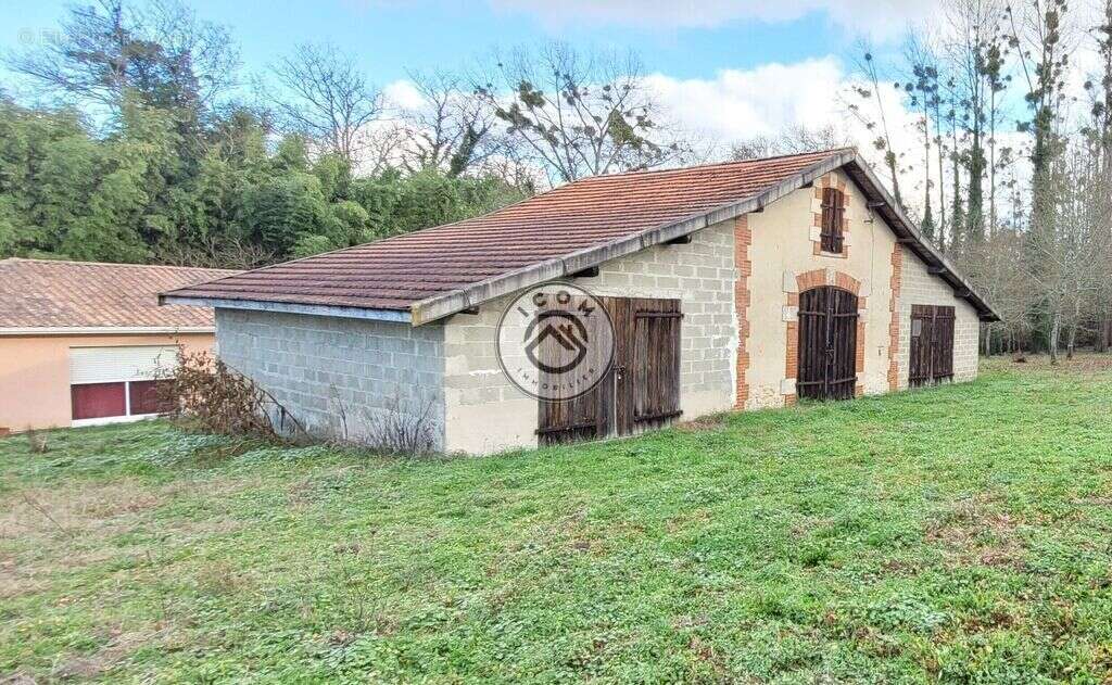 Terrain à CARCARES-SAINTE-CROIX