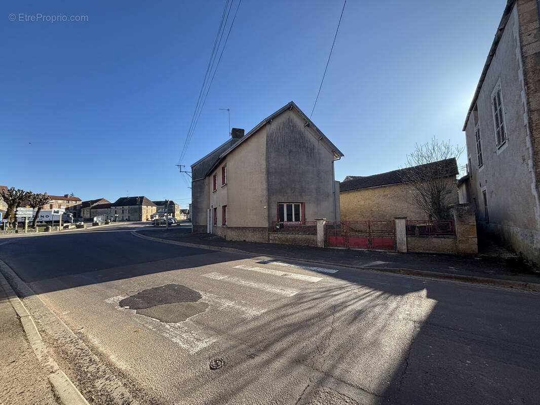Maison à COULMIER-LE-SEC