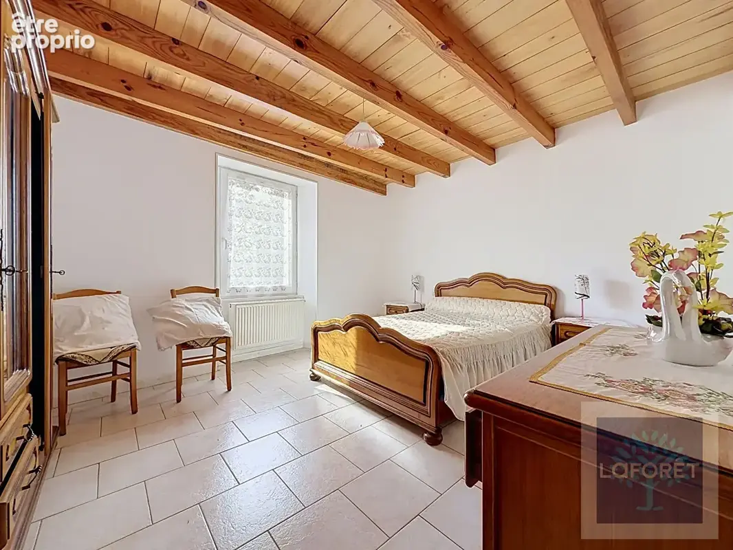 Maison familiale de plain-pied avec grange sur 3 000 m² de terrain - photo 5