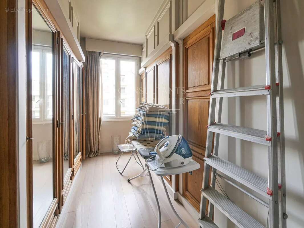 Appartement à PARIS-16E