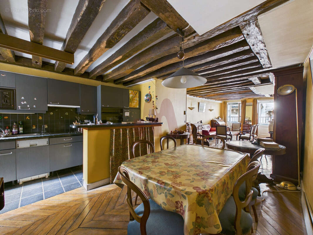 Appartement à PARIS-1E