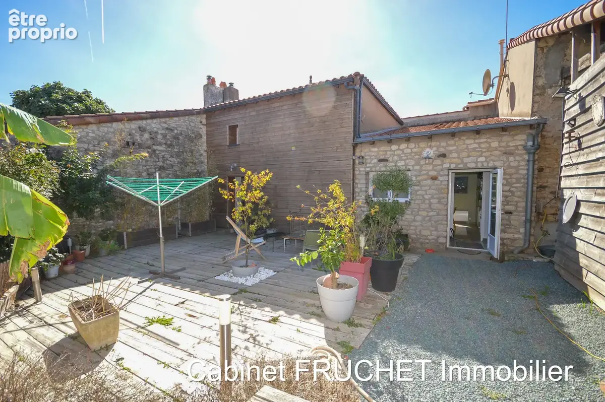CHANTONNAY - Jolie maison ancienne avec gîte - photo 18