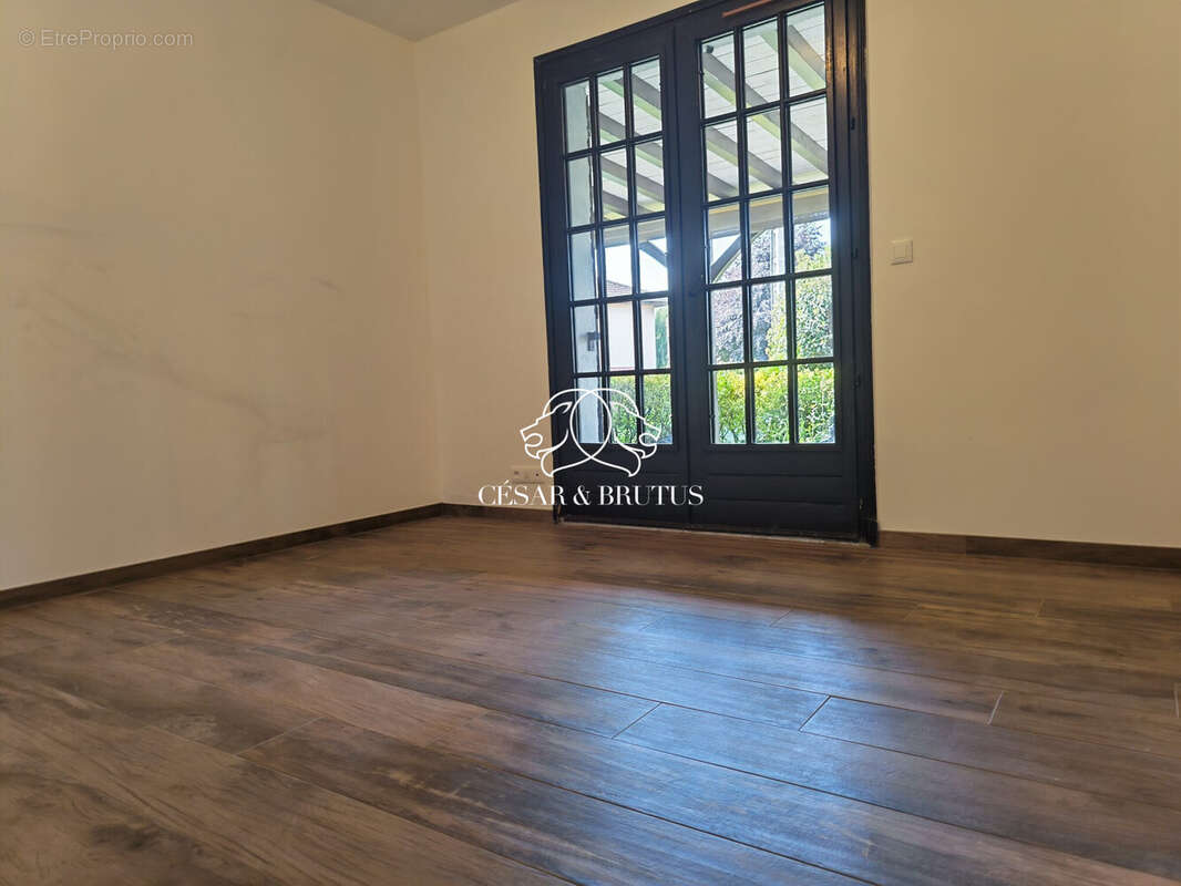 Maison 160 m² à Saint-Genis-Laval  - photo 9