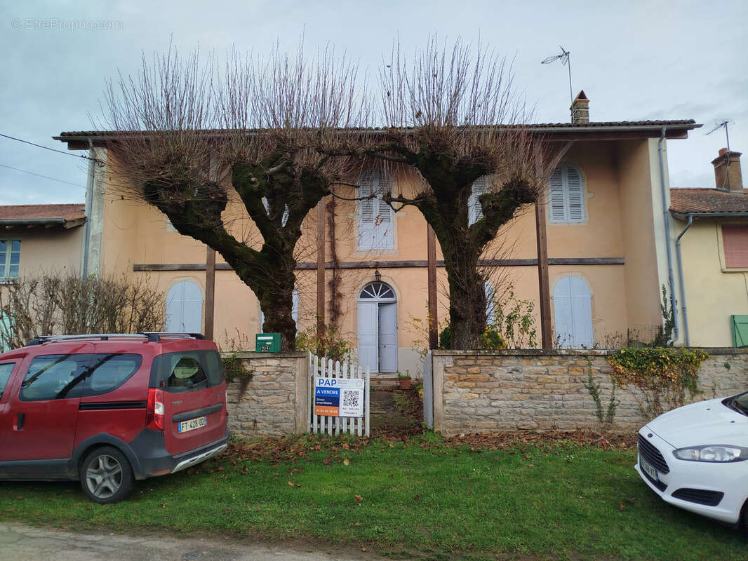 Maison à SAINT-TRIVIER-DE-COURTES