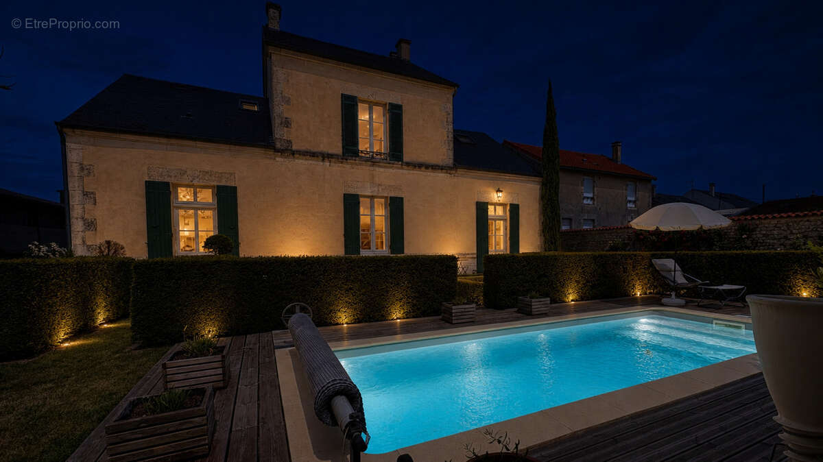 Maison à SAINT-JEAN-D'ANGELY