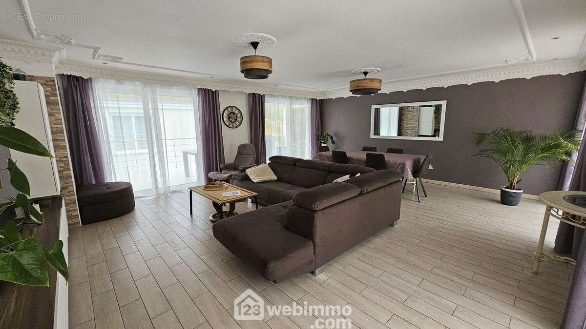 Voici le séjour de 41 m²... - Maison à MILLY-LA-FORET