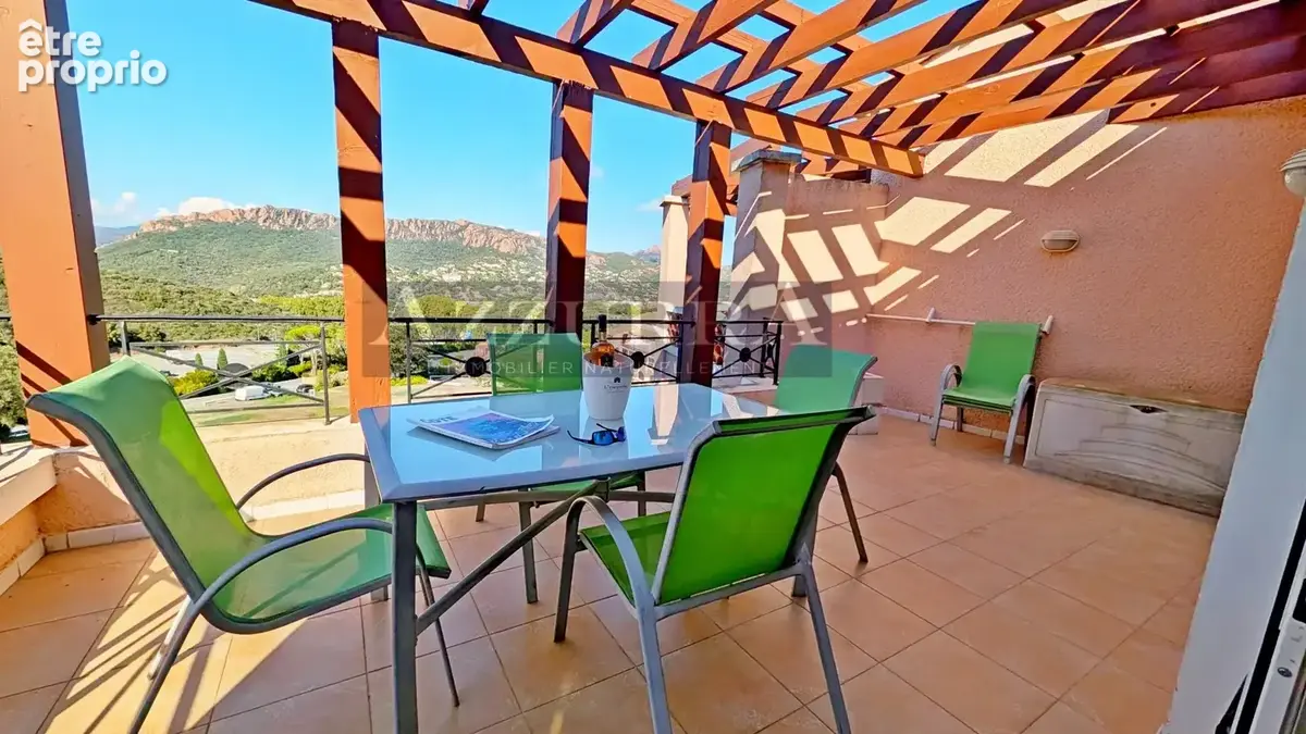 AGAY CAP ESTEREL LE VILLAGE: large 2 pièces au dernier étage avec grande terrasse en angle vue panoramique - photo 2
