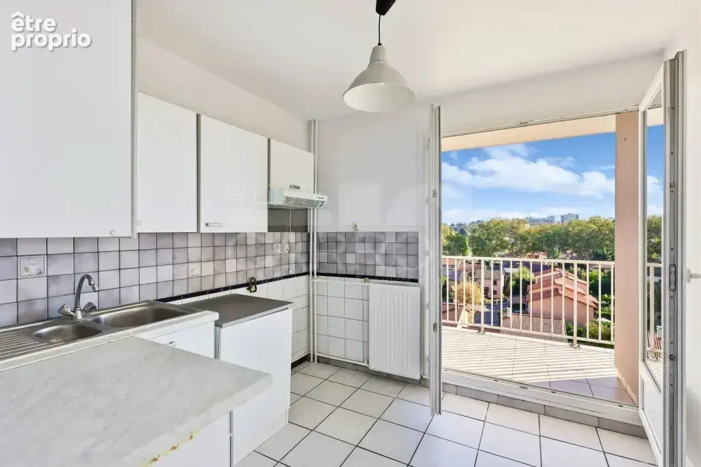 Rillieux village – 6ème étage, balcon et vue dégagée - photo 3