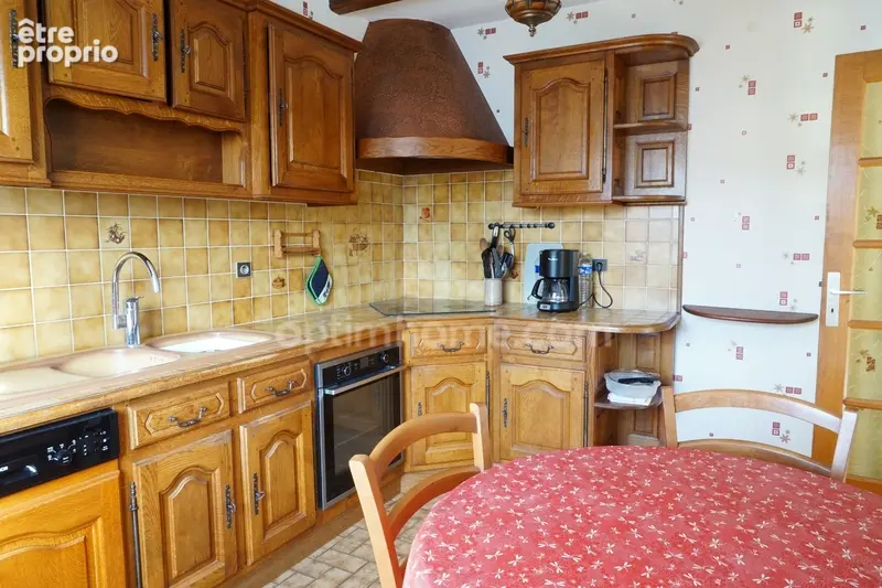 Maison de 155 m² à vendre en excellent état, 4 chambres, 6 pièces et spacieux garage - photo 8