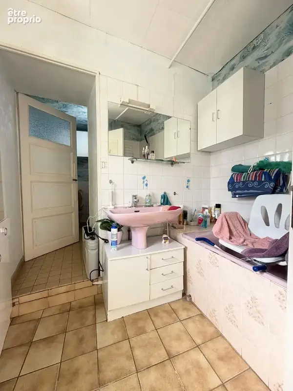 La salle de bains avec lavabo, une baignoire et wc