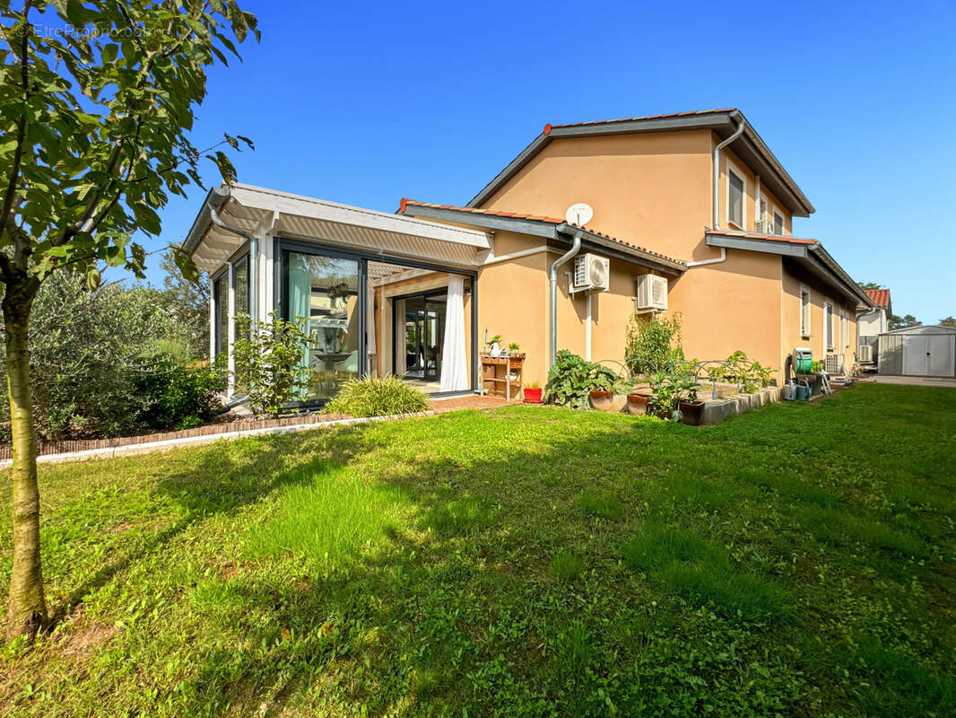 À vendre   Maison contemporaine avec piscine à Saint-Bernard 160m2 6 pièces sur grand  terrain plat. - photo 25