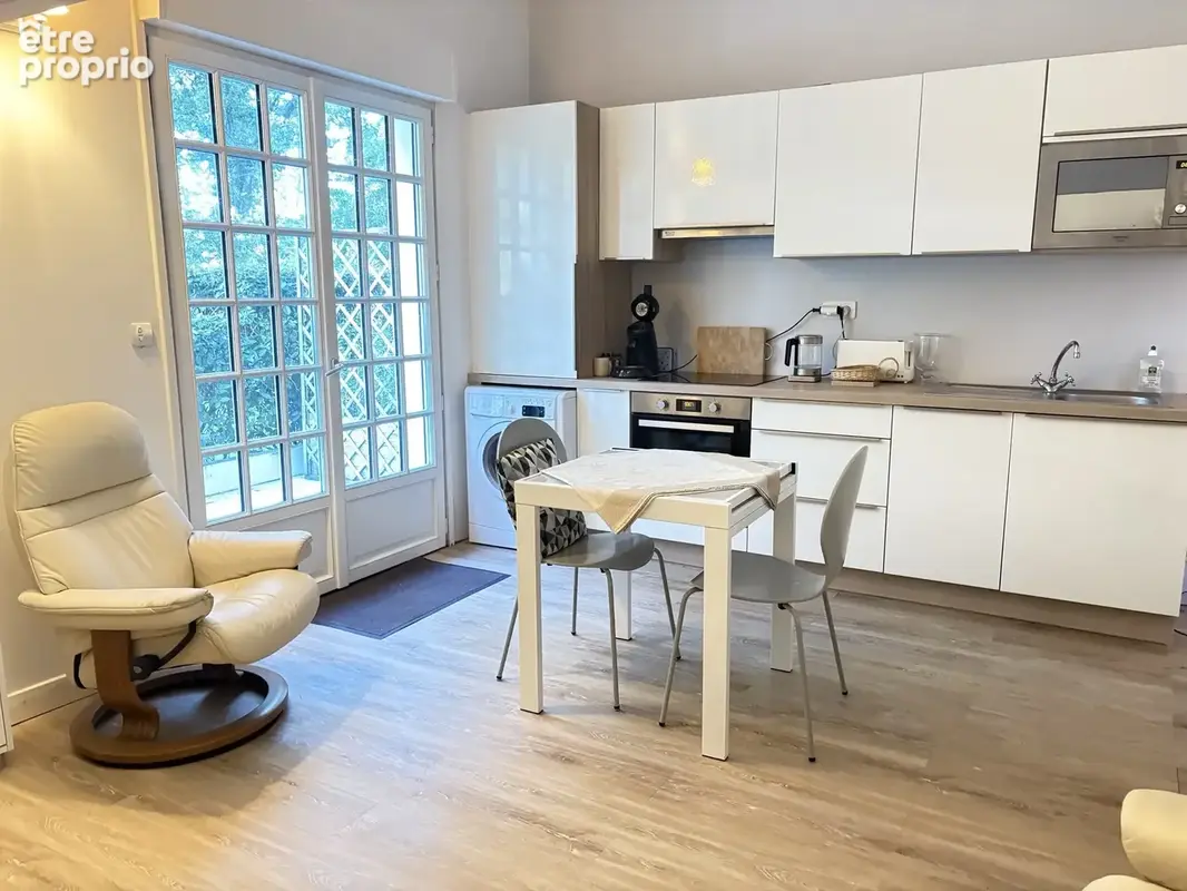 A deux pas du Palais des congrès dans une villa anglo-normande, beau studio avec terrasse et parking - photo 5