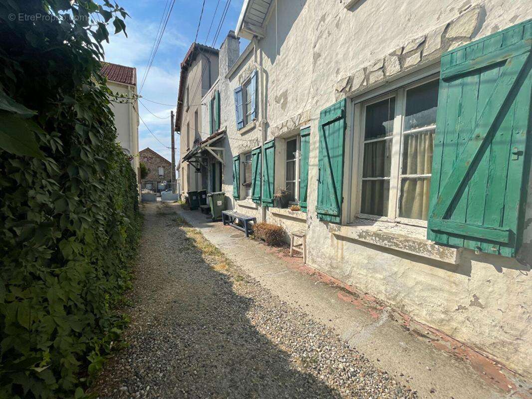 Clamart -Quartier Gare. Ensemble immobilier familial avec jardin et stationnements 150 m² à réinventer - photo 2