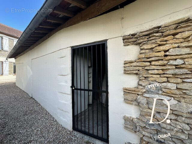 Dépendance avec atelier - 2 à 3 places de parking à gauche de la dépendance. - Maison à CIVIERES