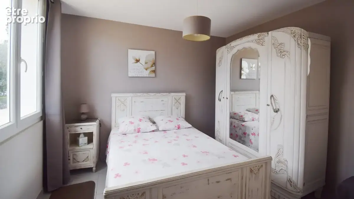 À VENDRE - Maison d'architecte avec piscine, dépendance aménagée et grange sur terrain arboré à 5 minutes de Vichy - photo 18