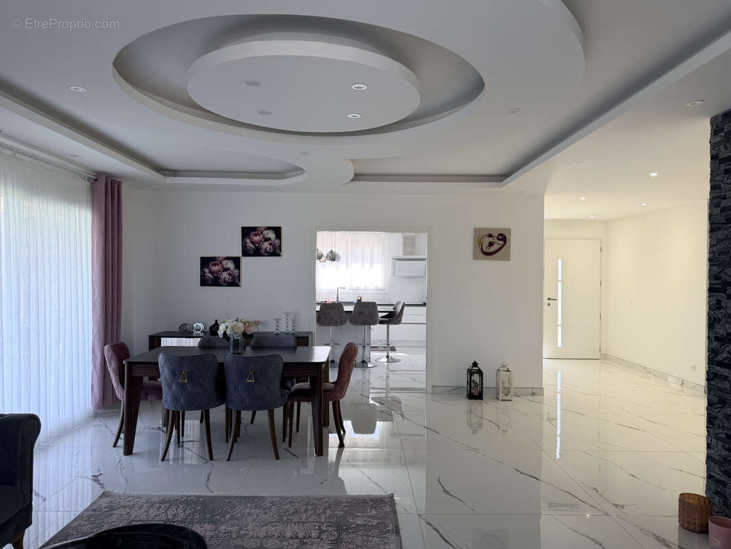 Maison contemporaine 208 m2, piscine et garage de 107 m2 - photo 2