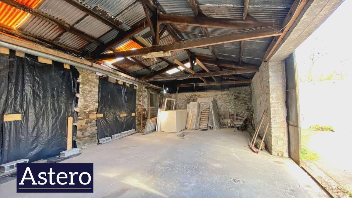 Garage individuel polyvalent de 235 m2 à Pontivy - photo 2