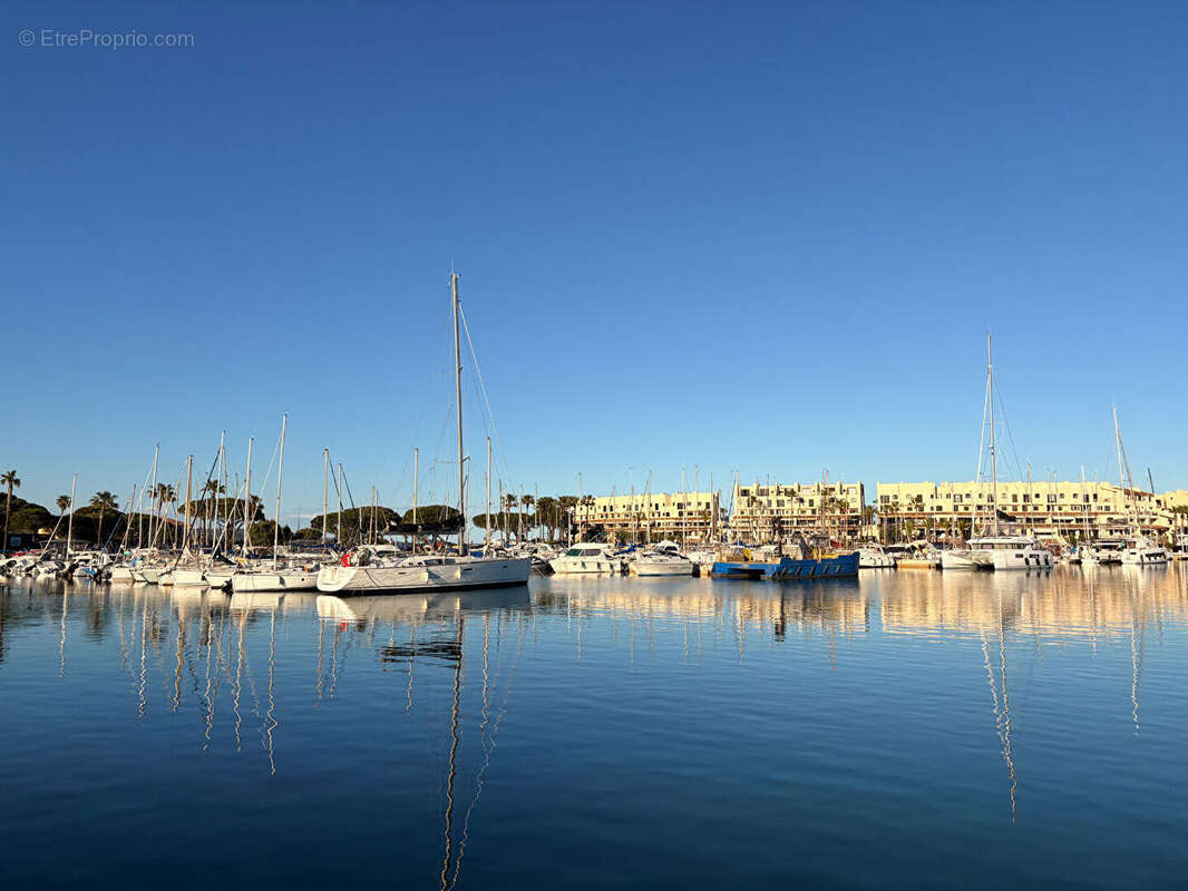 Appartement rénové vue mer & port à vendre aux marines de cogolin - golfe de saint tropez - photo 2