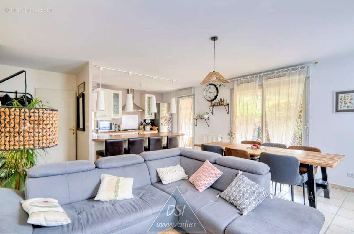 Appartement à NEYRON