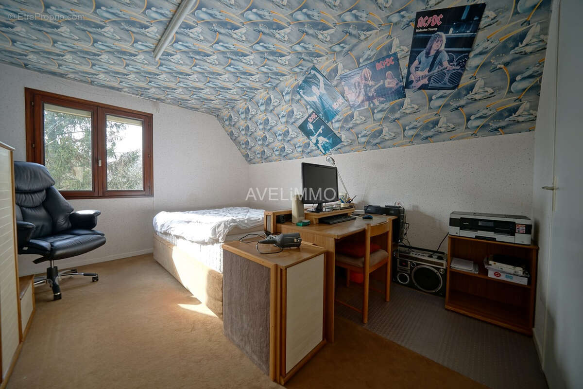 Maison à LA QUEUE-LES-YVELINES