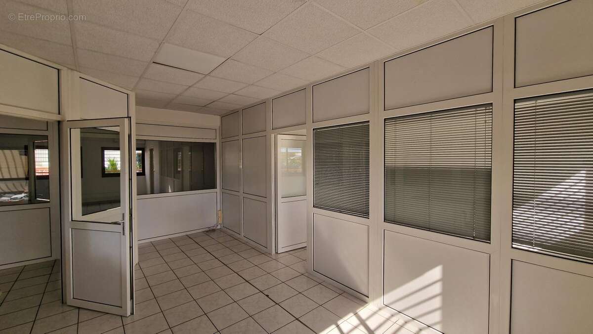Bureau a vendre 99 m² / zac 2000 le port - photo 3