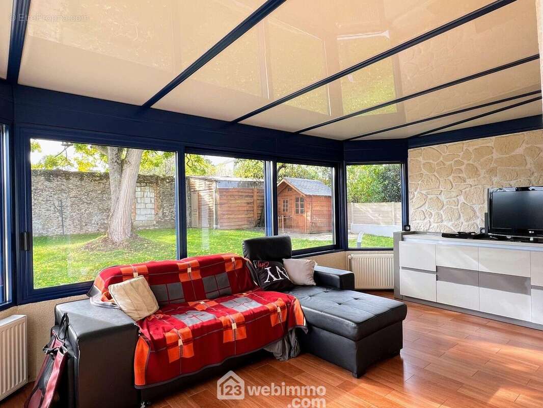 ... avec véranda ouverte sur le jardin. - Maison à MURS-ERIGNE