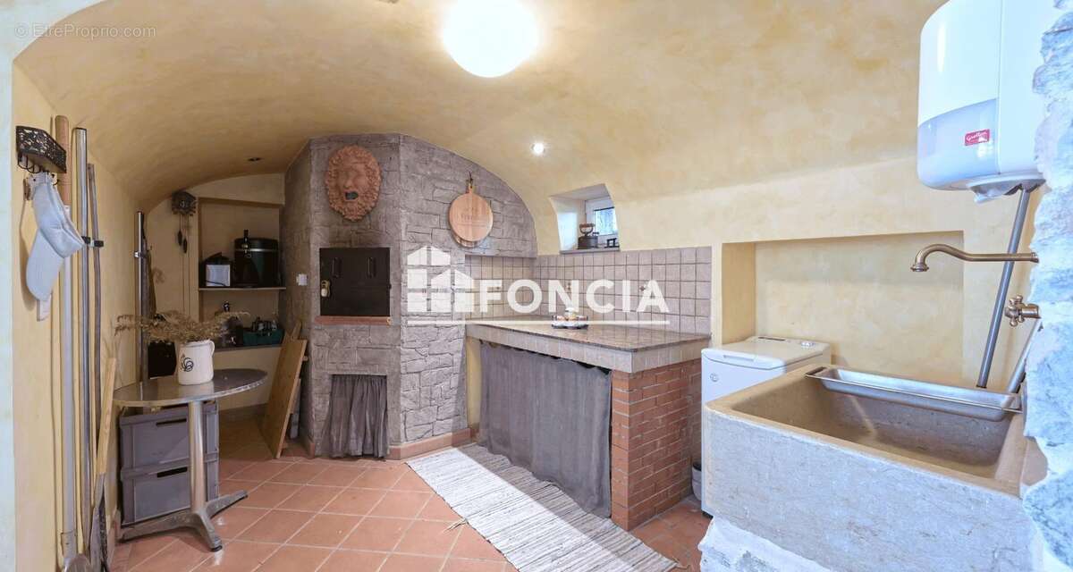  RARE À LA VENTE – Maison de caractère avec fort potentiel – 133 m² habitables – Terrasses, jardin, garage de 60 m² - photo 9