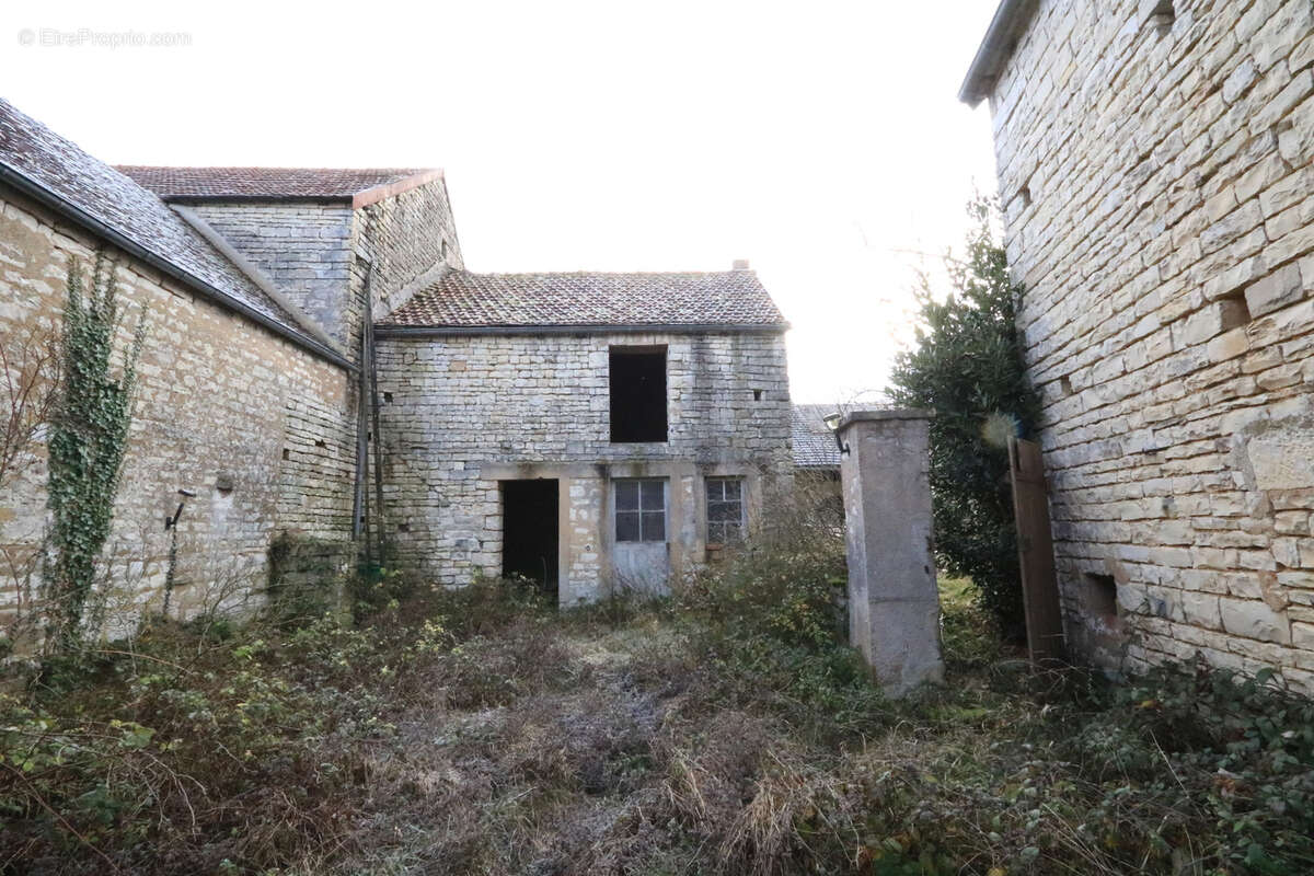 Maison à MOULINS-EN-TONNERROIS