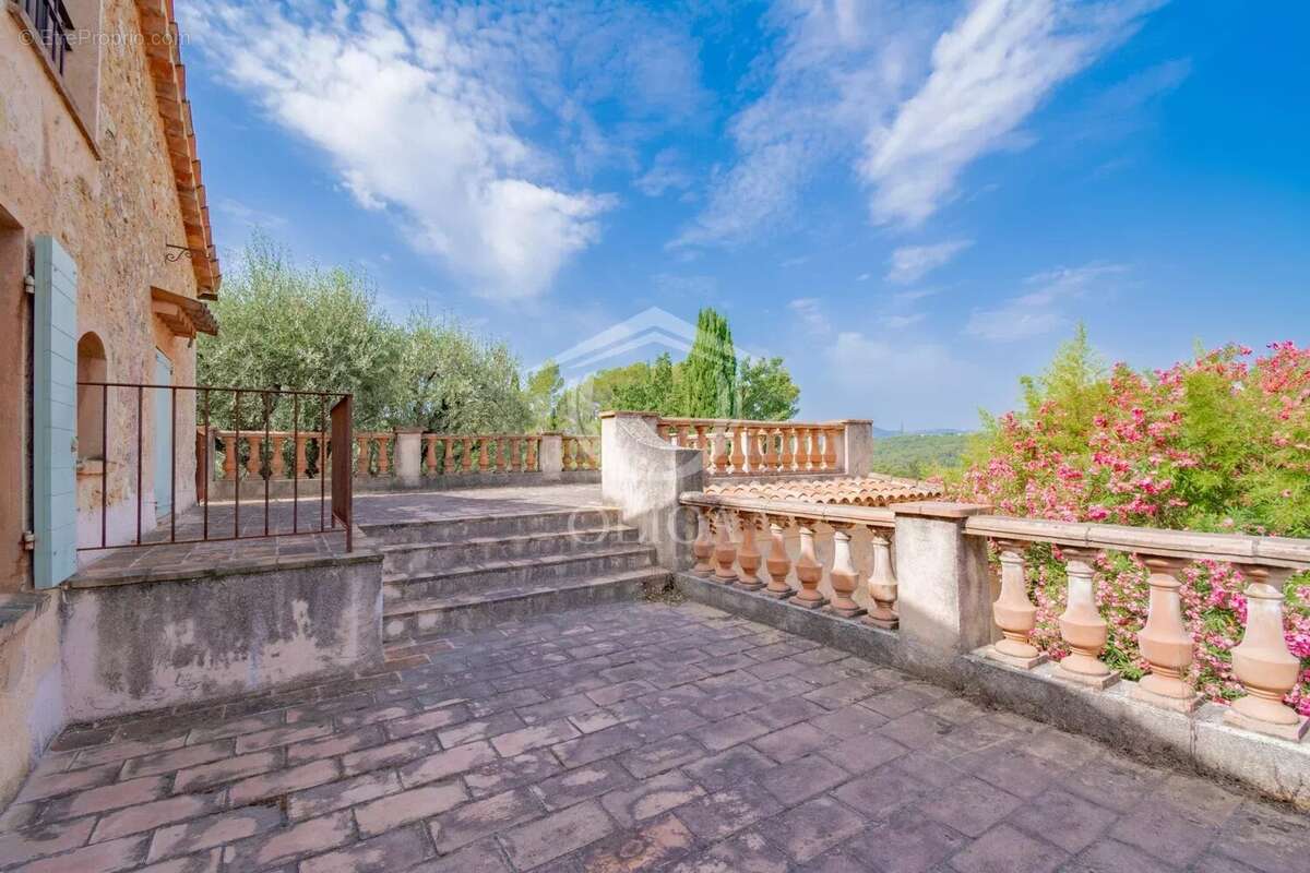 Mougins - Propriété comprenant deux Villas avec Piscine - photo 7