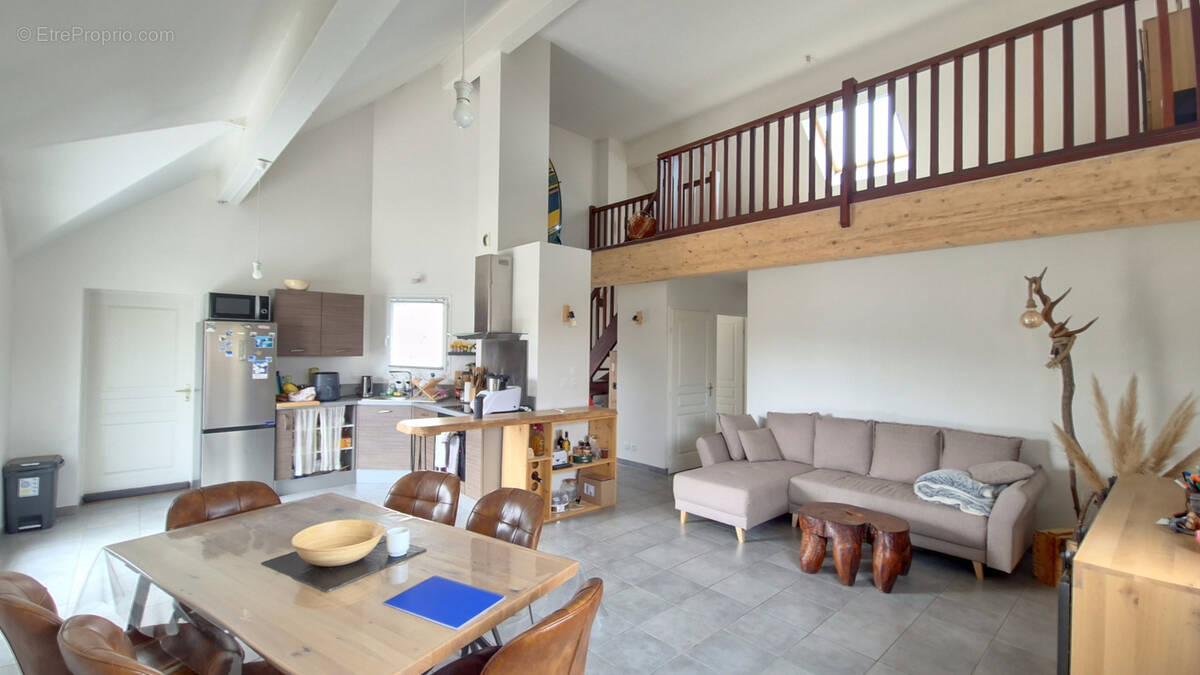 Appartement à SAUVAGNON