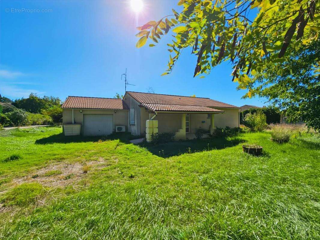 À Vendre à St Hippolyte de Montaigu - Maison de plain pied de 89m² sur 1200m² de terrain - photo 12