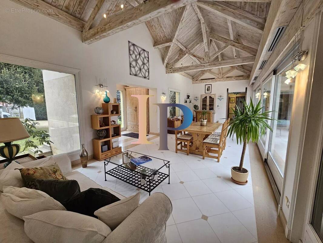 Maison à POUILLY-SOUS-CHARLIEU