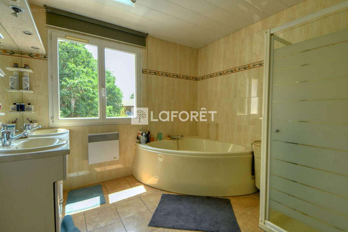 Propriété de 191 m² avec deux habitations indépendantes, piscine et hangar de 140 m² à vendre à Montans - photo 8