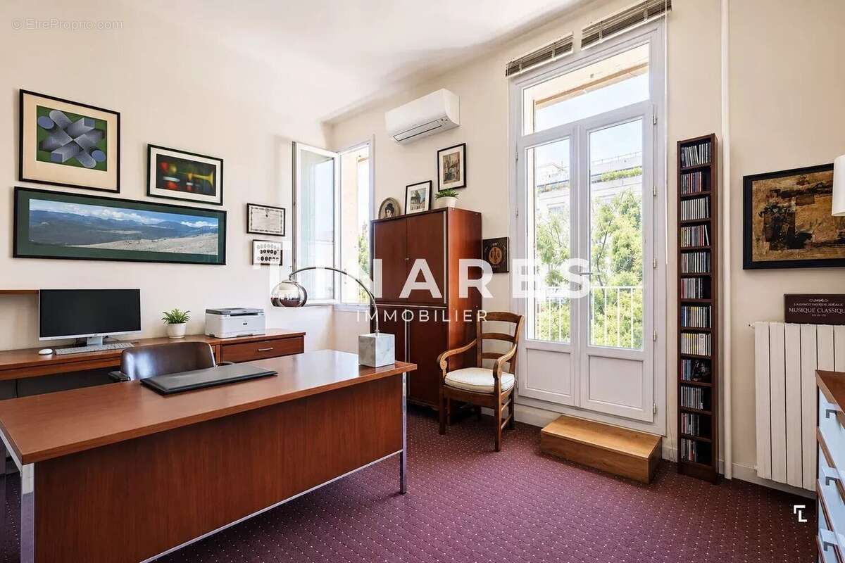 CENTRAL PARADIS - Appartement T4 de 158m2 - Balcon - Cave -  2 chambres de bonne - 13008 - photo 17