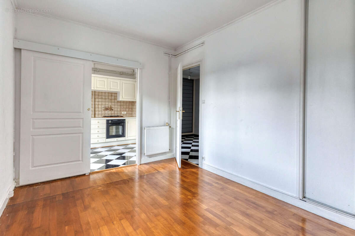 Rue des Alliés - Lumineux T3 de 61.03m2 traversant avec balcon - vue sur la Bastille - photo 9