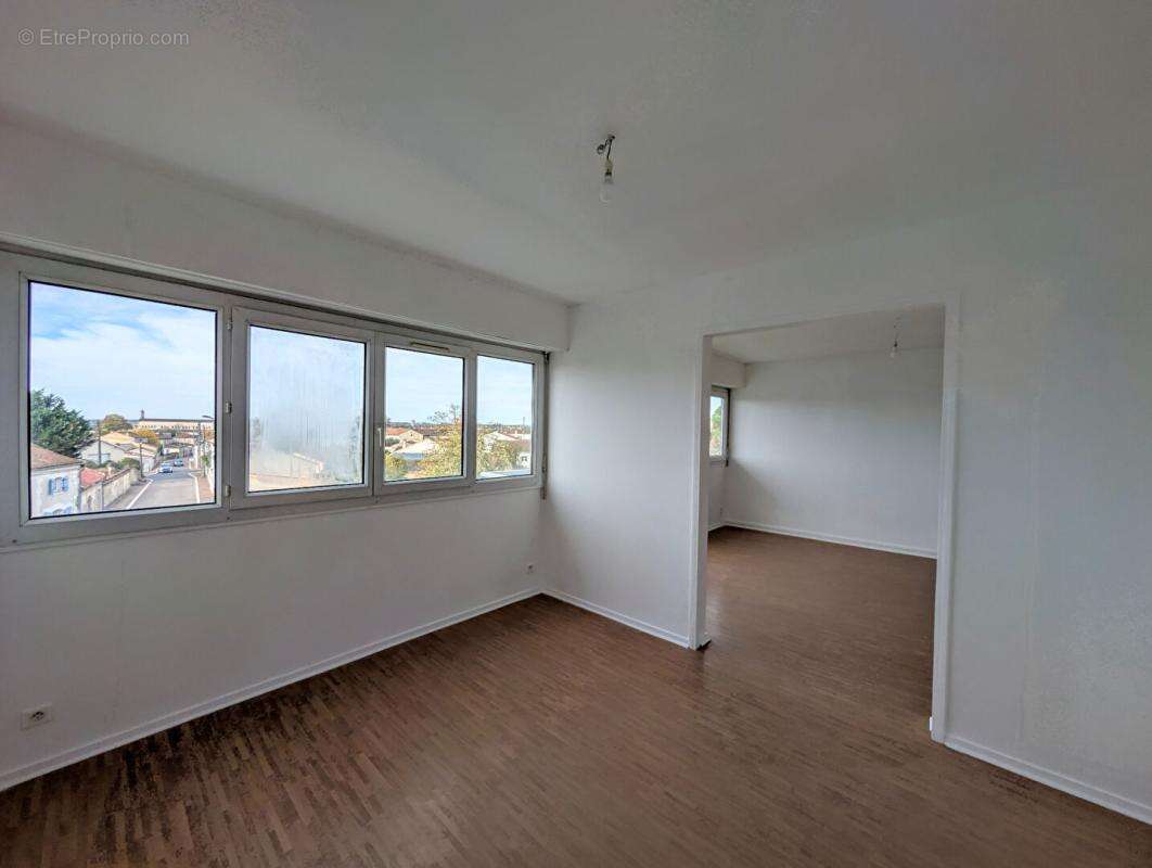 Appartement Cognac 4 pièce(s) 90 m2 Référence 424997 - photo 2