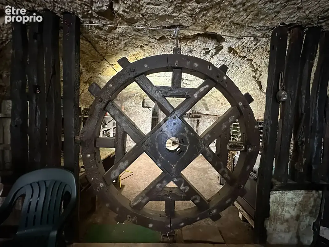 Cave troglodyte avec extérieur et stationnement ! - photo 3