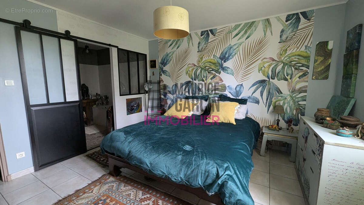 Maison à ENTRAIGUES-SUR-LA-SORGUE