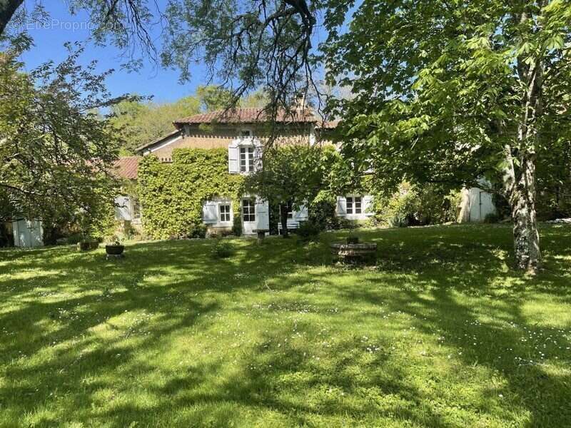 Maison à LA TOUR-BLANCHE